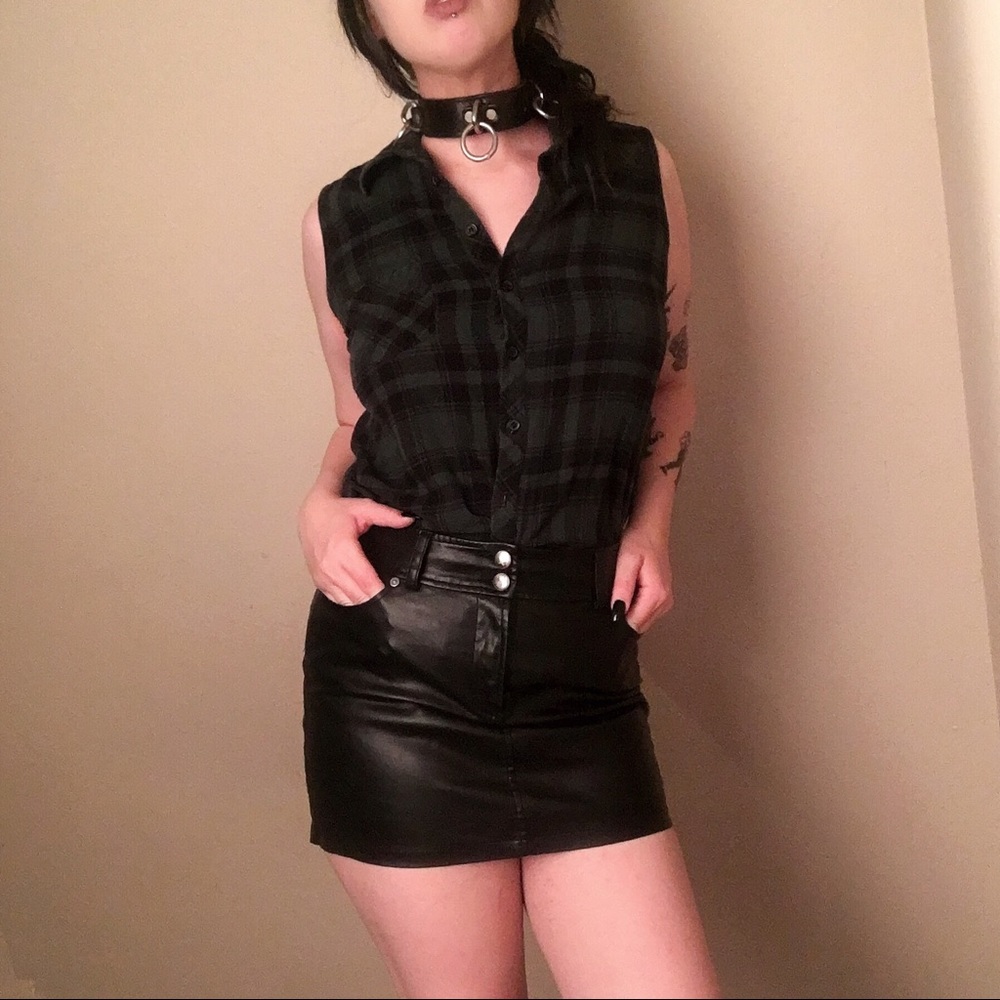 5 for $25 🥀 Sleeveless plaid flannel